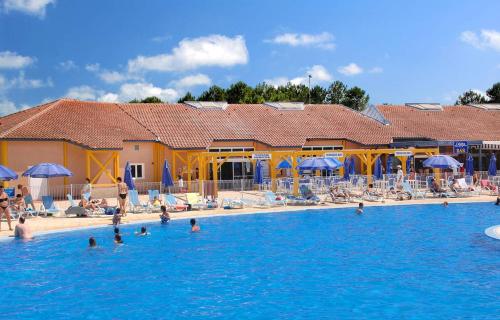 people in the swimming pool at a resort at Pavillon, de 4 à 7 couchages, dans une superbe résidence avec piscine in Soustons