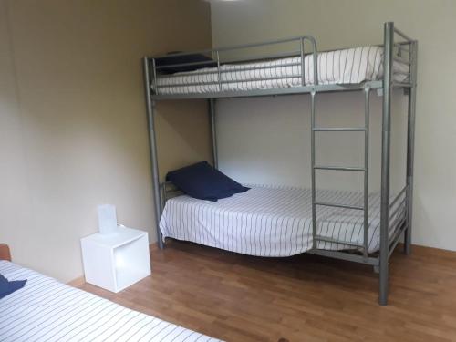 une chambre avec un lit superposé avec une échelle dans l'établissement Pavillon, de 4 à 7 couchages, dans une superbe résidence avec piscine, à Soustons