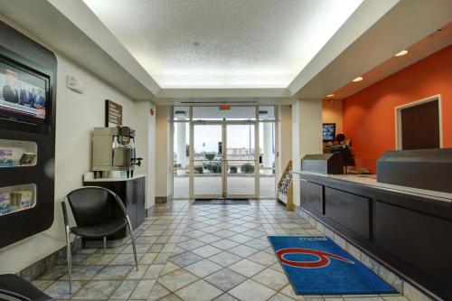 a hotel room with a waiting area with a chicago cubs rug at Motel 6-Denison, TX in Denison