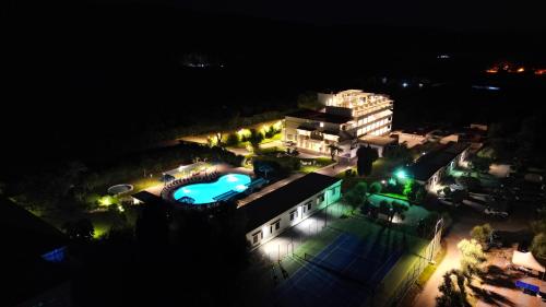 Bazén v ubytovaní Hotel Le Ginestre Family & Wellness alebo v jeho blízkosti