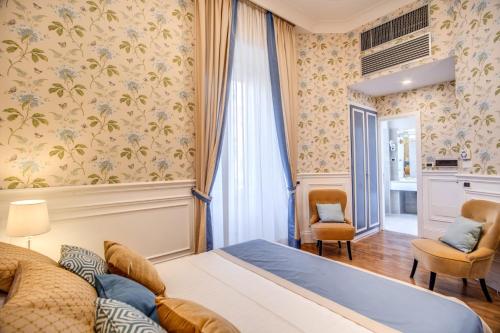 sypialnia z łóżkiem, kanapą i krzesłem w obiekcie Mangili Garden Hotel w Rzymie