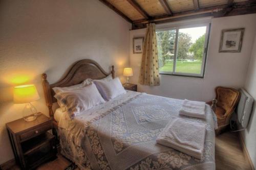 - une chambre avec un lit et une fenêtre dans l'établissement Quinta de São Roque, à Vila Nova de Cerveira