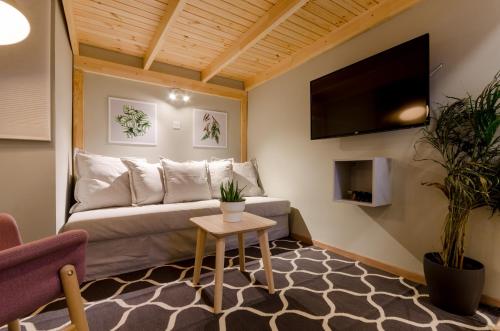 Cosy Studio In Party District AK20S