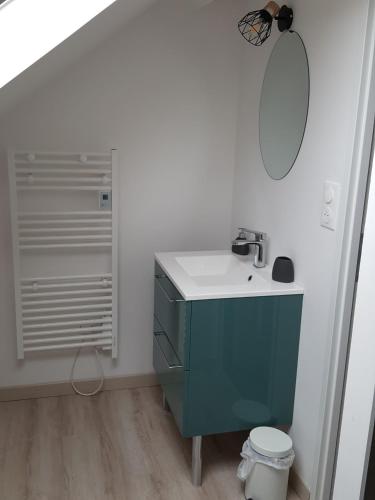 une salle de bain avec un lavabo bleu et un miroir dans l'établissement La Belle Etaploise, à Étaples