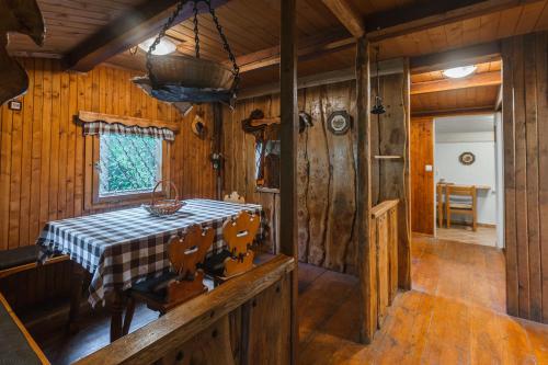 ein Esszimmer mit einem Tisch in einer Hütte in der Unterkunft Nature escape woodhouse in Žirovnica