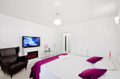 ガラツィにあるSUNSET RIVER STUDIOのベッドルーム(ベッド1台、椅子、テレビ付)