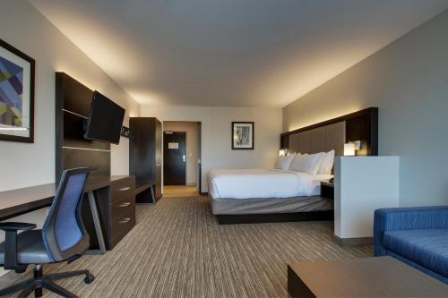 Habitación de hotel con cama y escritorio en Holiday Inn Express & Suites - Mount Vernon, an IHG Hotel en Mount Vernon