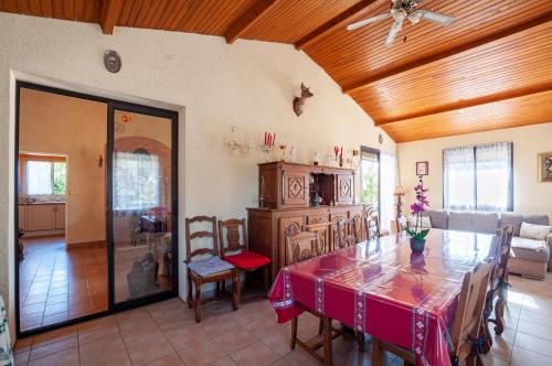 une cuisine et une salle à manger avec une table et des chaises dans l'établissement Maison charmante à Eymet, grand jardin et terrasse, à Eymet