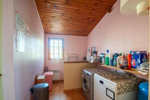 cocina con lavadora en una habitación en Maison de 2 chambres avec jardin clos a Eymet, en Eymet