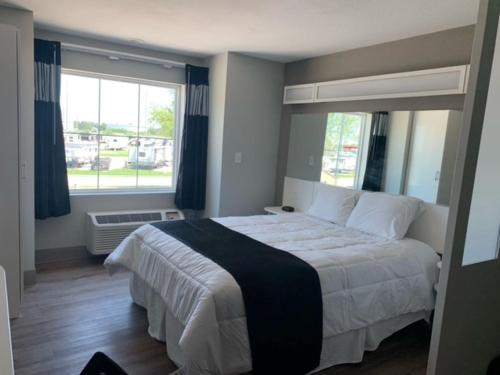 Postel nebo postele na pokoji v ubytování Crystal Inn
