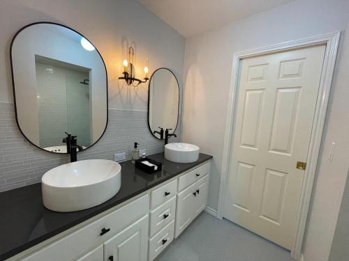 ein Badezimmer mit zwei Waschbecken und einem großen Spiegel in der Unterkunft The Gaard House in Carlton
