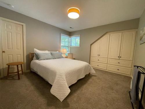 ein Schlafzimmer mit einem großen weißen Bett und einem Fenster in der Unterkunft The Gaard House in Carlton