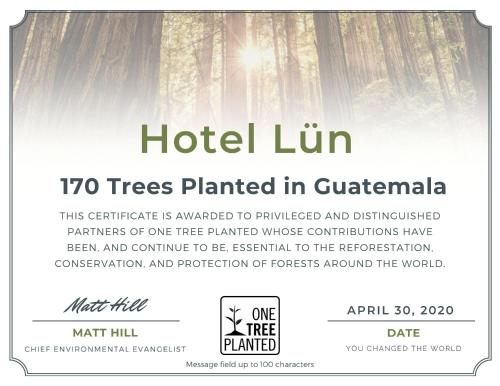 Un certificado, premio, letrero u otro documento en Hotel Lün
