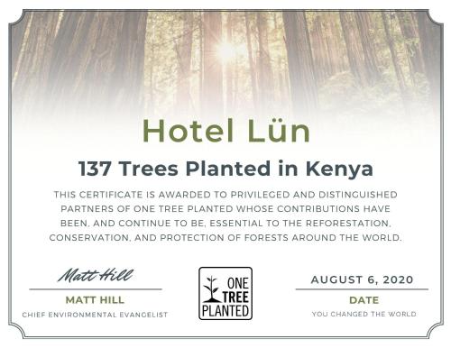 Un certificado, premio, letrero u otro documento en Hotel Lün