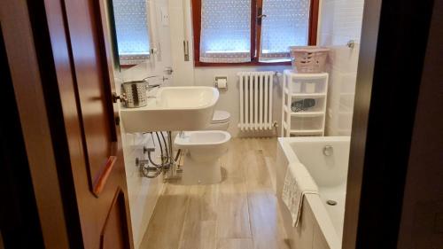 e bagno con lavandino, servizi igienici e vasca. di Casa Berizzi - Santa Lucia a Bergamo