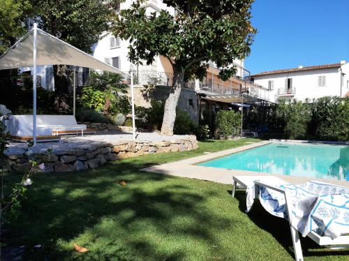 a swimming pool in a yard next to a house at YHFlorence - con piscina privata uso esclusivo e hammam in Florence