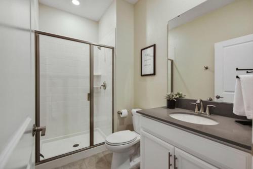 W łazience znajduje się toaleta, umywalka i prysznic. w obiekcie Magic Lily - Storey Lake #834 by Shine Villas w mieście Kissimmee