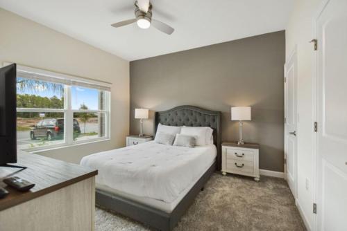 sypialnia z łóżkiem i oknem w obiekcie Magic Lily - Storey Lake #834 by Shine Villas w mieście Kissimmee