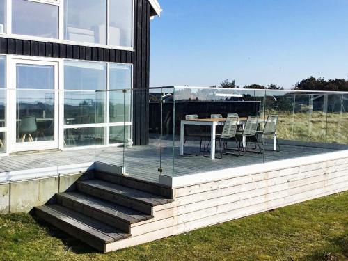 una terraza con mesa y sillas en una casa en 9 person holiday home in Thisted, en Nørre Vorupør