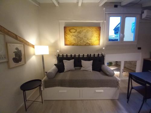- une chambre avec un grand lit et une fenêtre dans l'établissement La Perla del Centro, à Bologne