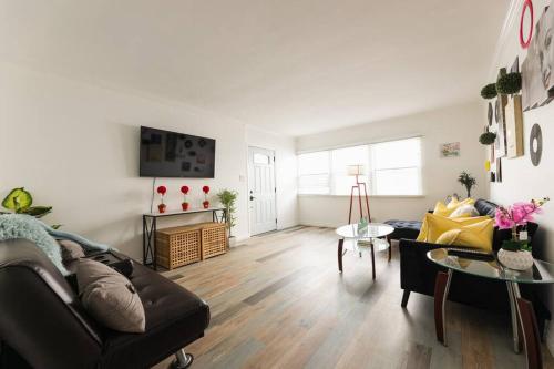 a living room with a couch and a table at Charming LA 2 Bedroom For Your Home Away From Home in Los Angeles