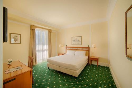 een hotelkamer met een bed en een raam bij NH Caltagirone Villa San Mauro in Caltagirone