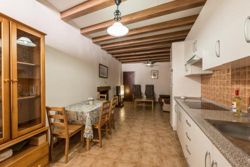 a kitchen and dining room with a table and chairs at Rapia. Casa Beig 4 