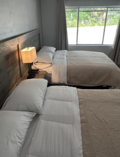 Postel nebo postele na pokoji v ubytování BlueGem Motel