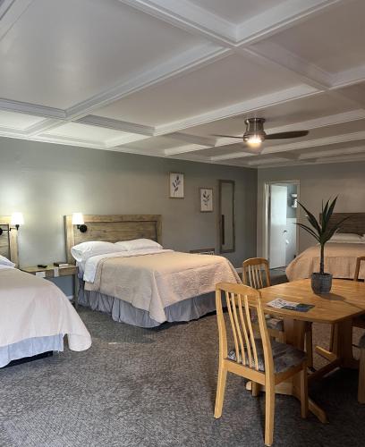 Postel nebo postele na pokoji v ubytování BlueGem Motel