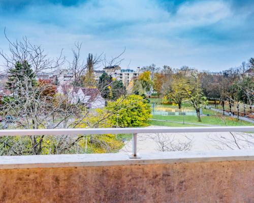 een balkon met uitzicht op een park bij Bella Luna II - Elégant appartement centre ville - Parking gratuit - Wifi ultra rapide-Appareil Massage-Netflix-Jeu société in Troyes