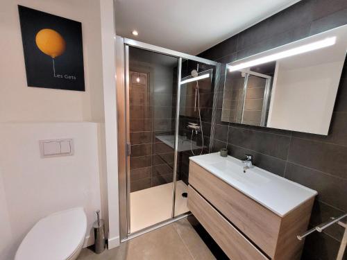 une salle de bain avec toilettes, lavabo et douche dans l'établissement Lumineux Studio Cabine 3* au Centre des Gets avec Balcon et Parking - FR-1-598-58, aux Gets