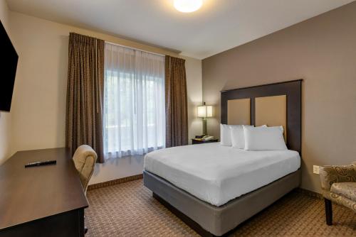 Кровать или кровати в номере Stay-Over Suites - Fort Gregg-Adams Area