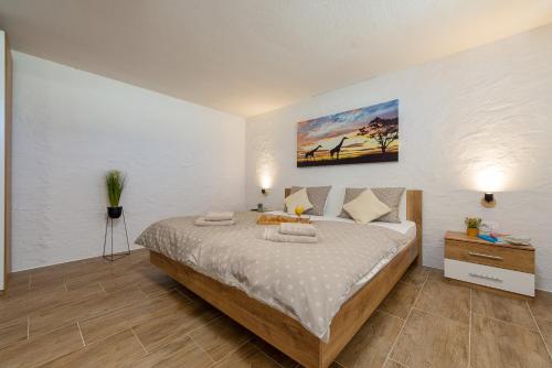 ein Schlafzimmer mit einem großen Bett in einem Zimmer in der Unterkunft Old Olive in Murvica