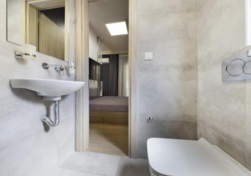 ein Bad mit einem Waschbecken, einem WC und einer Dusche in der Unterkunft Feel Good Vibes - Apt Suite Athens in Athen