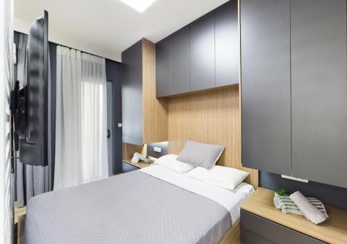 ein Schlafzimmer mit einem großen Bett und einem Schrank in der Unterkunft Feel Good Vibes - Apt Suite Athens in Athen