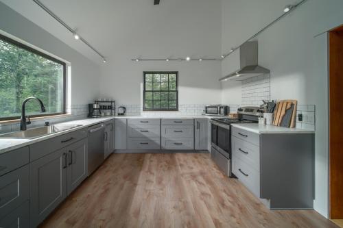 Dapur atau dapur kecil di Mtn Views Colonial Home on Kingdom Trails!