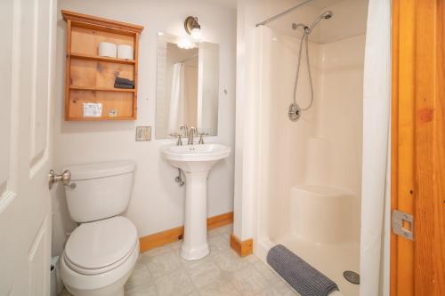 Bilik mandi di Mtn Views Colonial Home on Kingdom Trails!