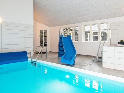 Bazén v ubytování 20 person holiday home in B rkop nebo v jeho okolí