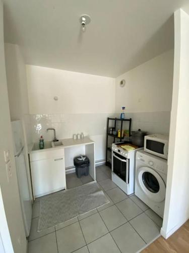 a kitchen with a washing machine and a washer at Grand appartement entier situé à aulnay-sous-bois in Aulnay-sous-Bois