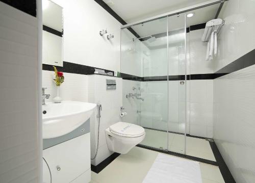 إليسيوم غاردن في مونار: حمام مع مرحاض ودش زجاجي
