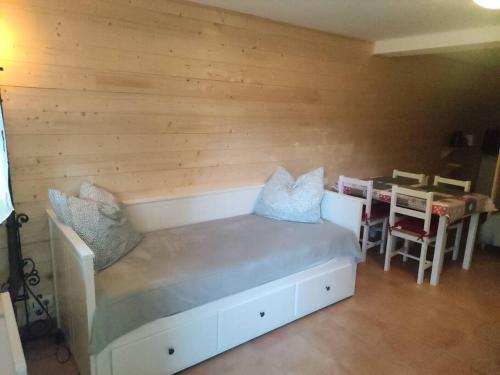 サン・マルタン・ヴェジュビーにあるTrès joli Studio refait à neuf au calmeのベッド1台、テーブル(テーブル付)が備わる客室です。