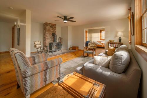 Ruang duduk di Mtn Views Colonial Home on Kingdom Trails!