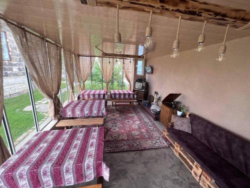 1 Schlafzimmer mit 2 Betten in einem Zimmer mit Fenstern in der Unterkunft Edem B&B in Sewan