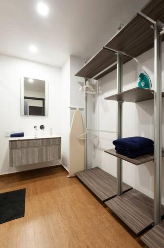 a room with a bathroom with a sink and a shelf at Nuevo! Loft hermoso con alberca. Wi-Fi Rapido. in Mexico City