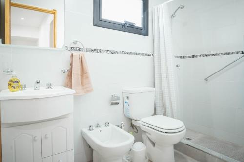 biała łazienka z toaletą i umywalką w obiekcie Cabañas El Aby w mieście El Bolsón