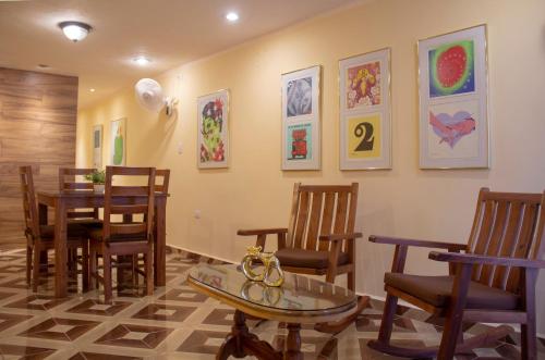 a dining room with a table and chairs at Casa 3 Torres en el Barrio Santiago, Centro. in Mérida