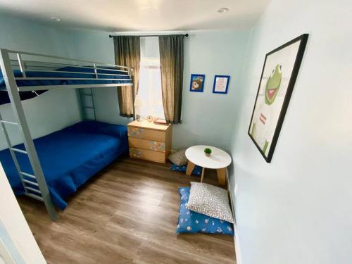 - une chambre avec des lits superposés et une table dans l'établissement Hidden Gem LA: 2bd guesthouse w/ dreamy backyard, à Encino
