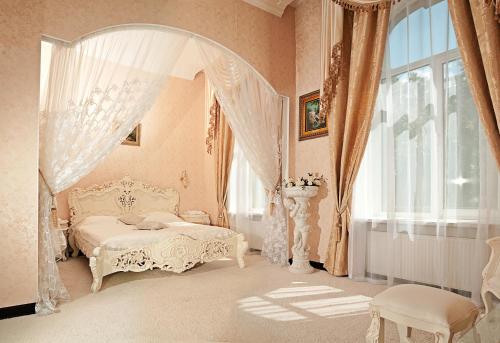 una camera con un letto bianco e una finestra di Oreanda Hotel a Odessa