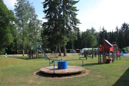 een park met een speeltuin met een glijbaan bij Boslodge 84 in Vorden