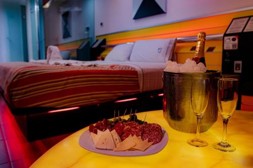 a table with a plate of food and a bed at Hotel Contadero Suites y Villas in Mexico City